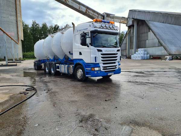 Truck in blue and white